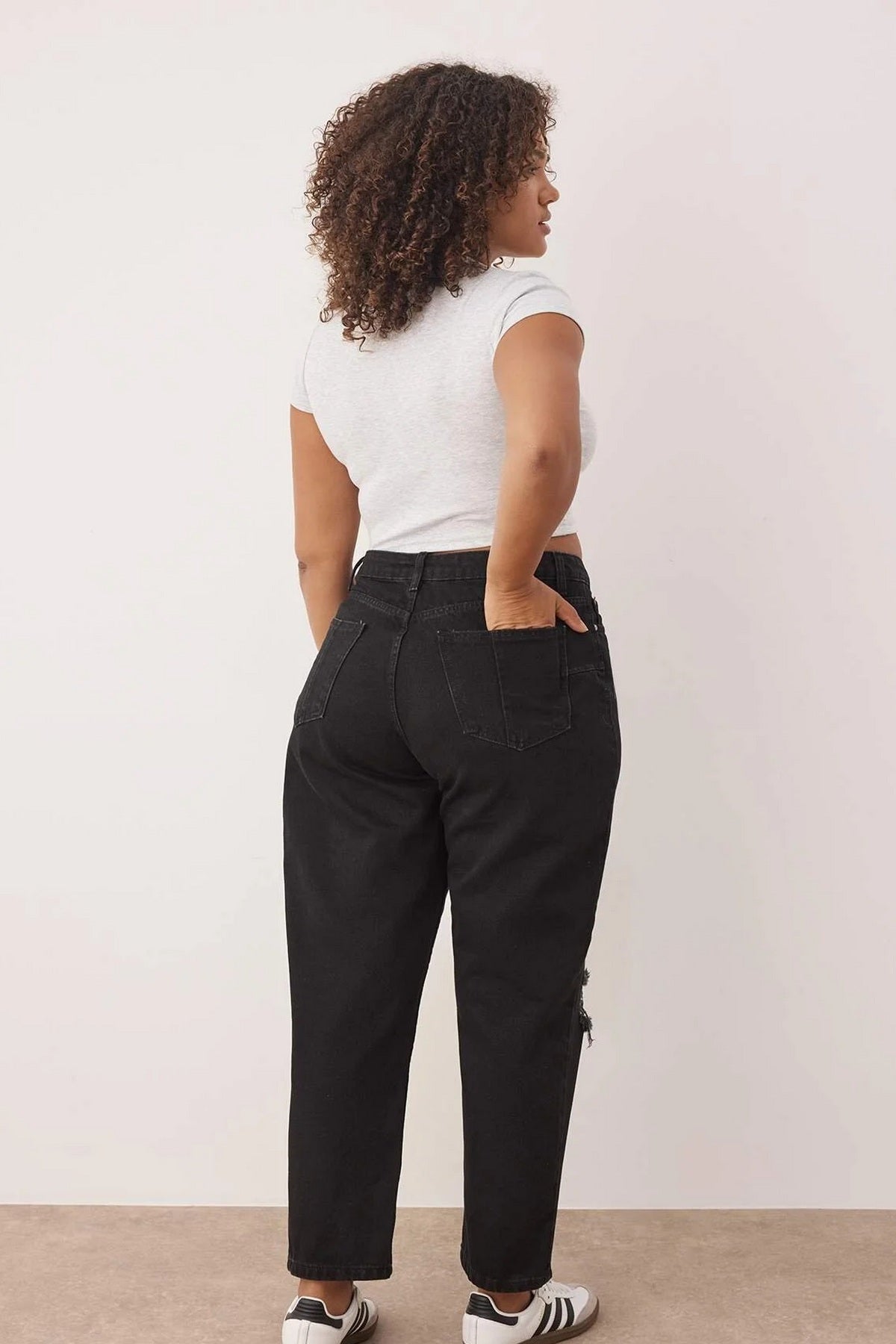 Jeans TBBSS23CJ00019 - crna [djesi-src-f5230ff0f3b69138689efdab3f346ada9505e6d2cdf6ce413eb672400c47e4bc]