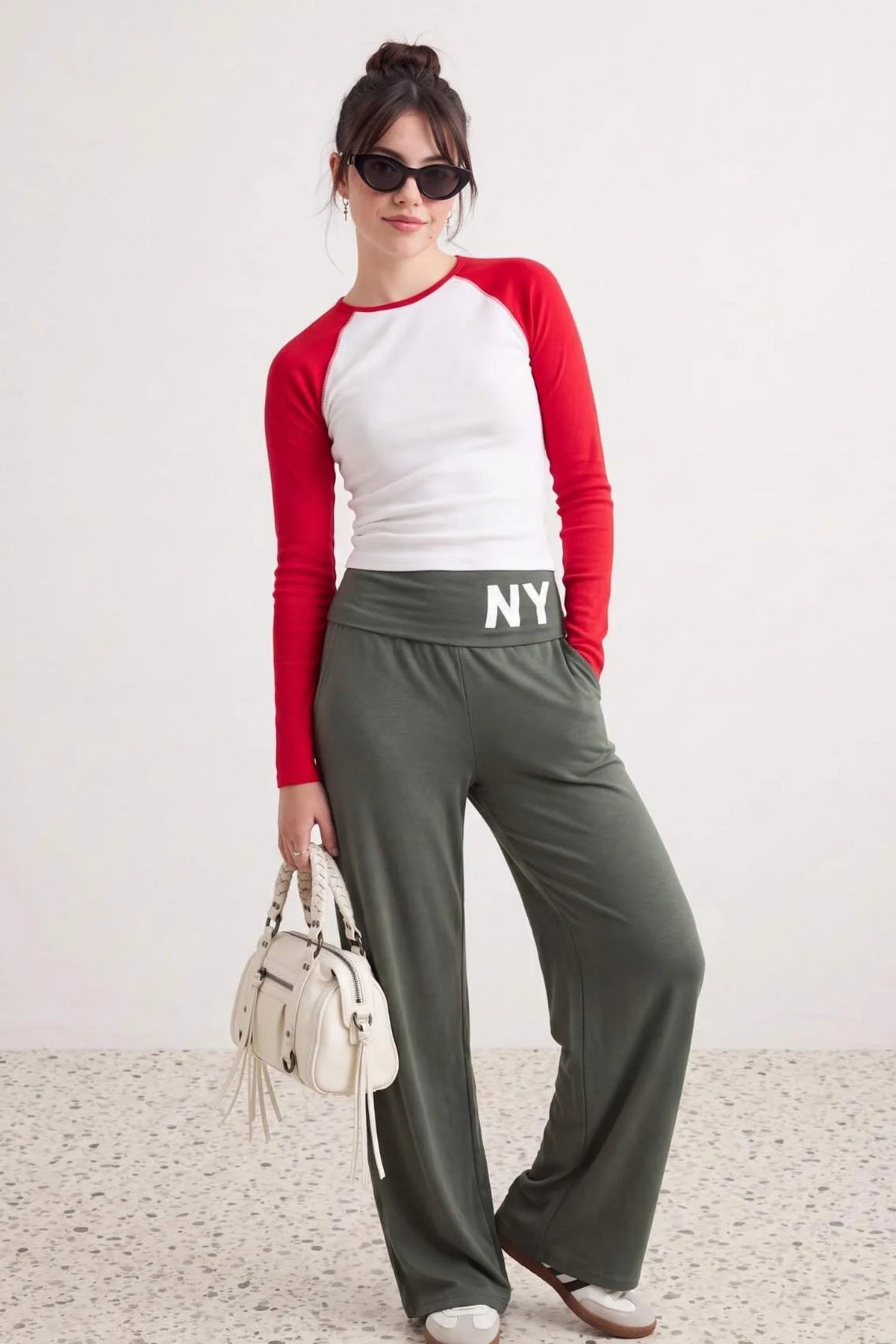 Donji dio trenerke TWOAW27EA00035 - khaki [djesi-src-c5d5fb7020bb3fc6450abbccf0fe40d848a2a2ee28efe6d868b4ae762f73a745]