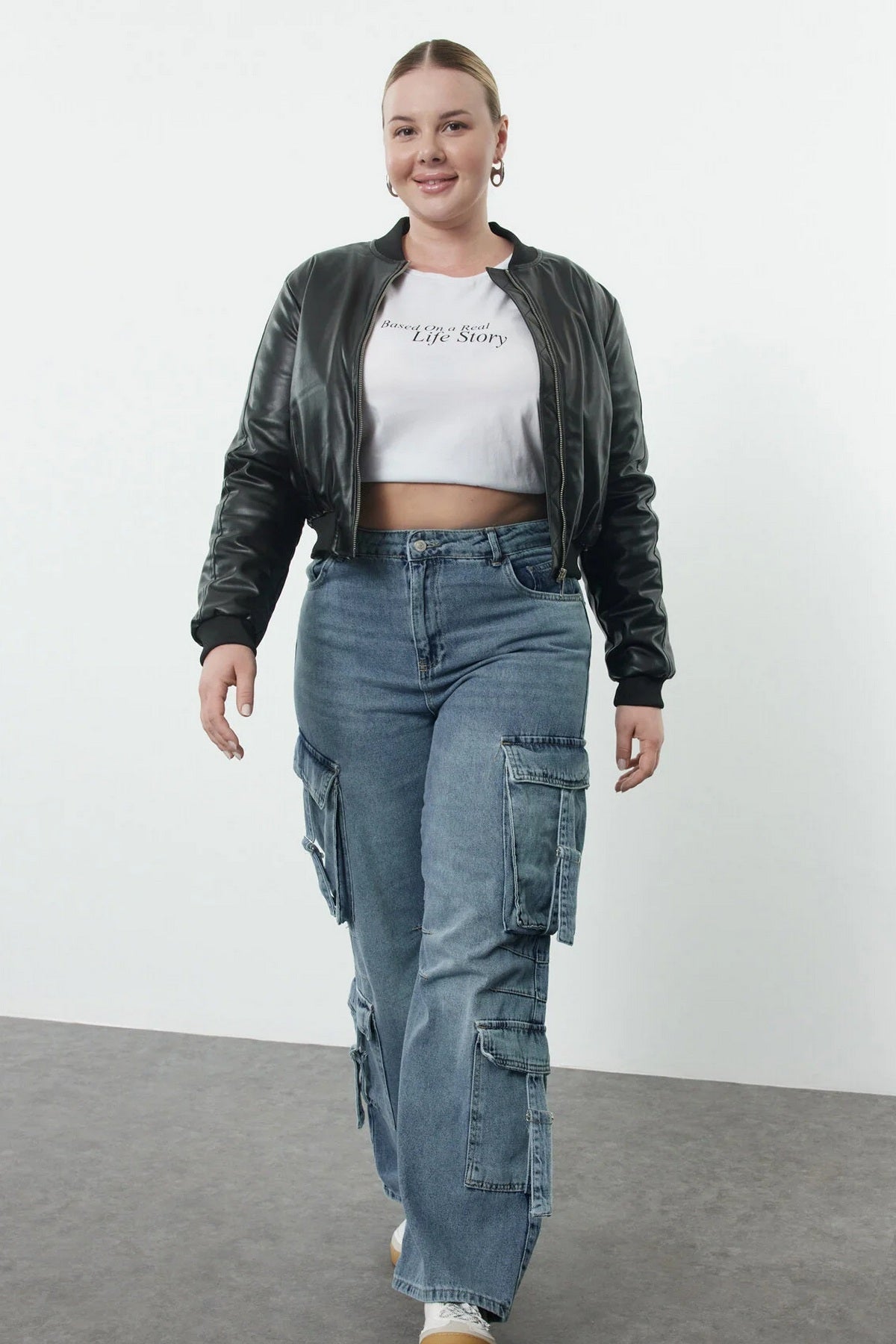Jeans TBBSS24CJ00056 - plava [djesi-src-b0c3f37ae92b40a167a48c7ce943ba675c51b8cef6a953b04ce1a87847f710d3]