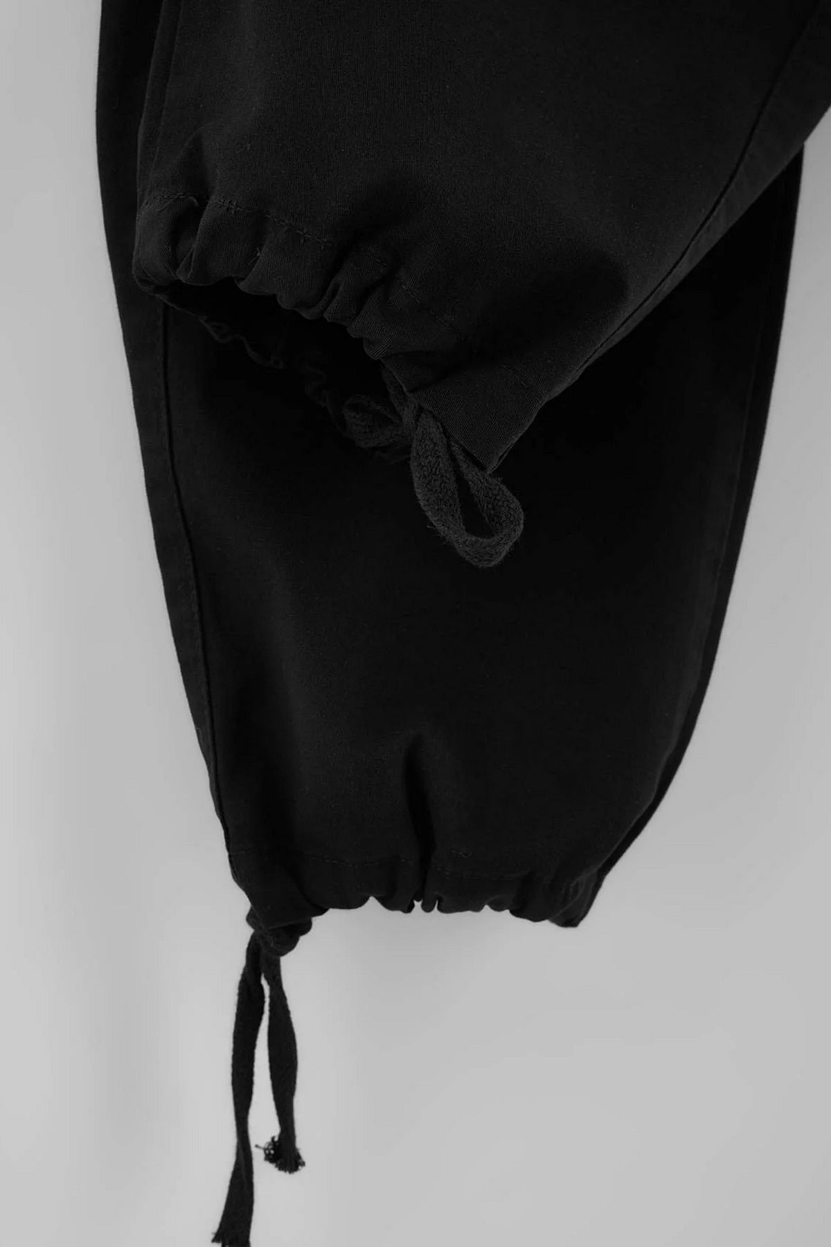 Pantalone TMNAW27PL00019 - crna [djesi-src-a4fd8c9e738489ddf92fa016b3b7c1ed8efd049af6cb73a423d76c452ee7c511]