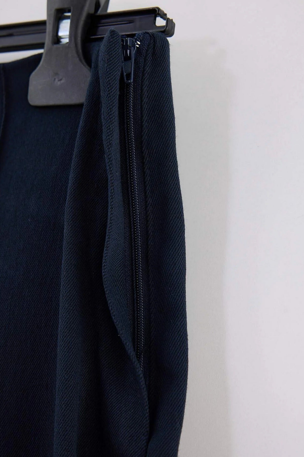 Pantalone TBBAW27AR00018 - teget [djesi-src-96c746cc8a4d124e2e5bf080a44d47dc2f7772c17f8247a4b43185035e3d8b31]