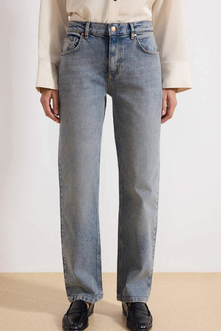 Jeans TWOAW25JE00076 - plava [djesi-src-95e9826153b62c2c64dc03c06330de4f8b4e4e408f535b97699e7c380eda01f5]