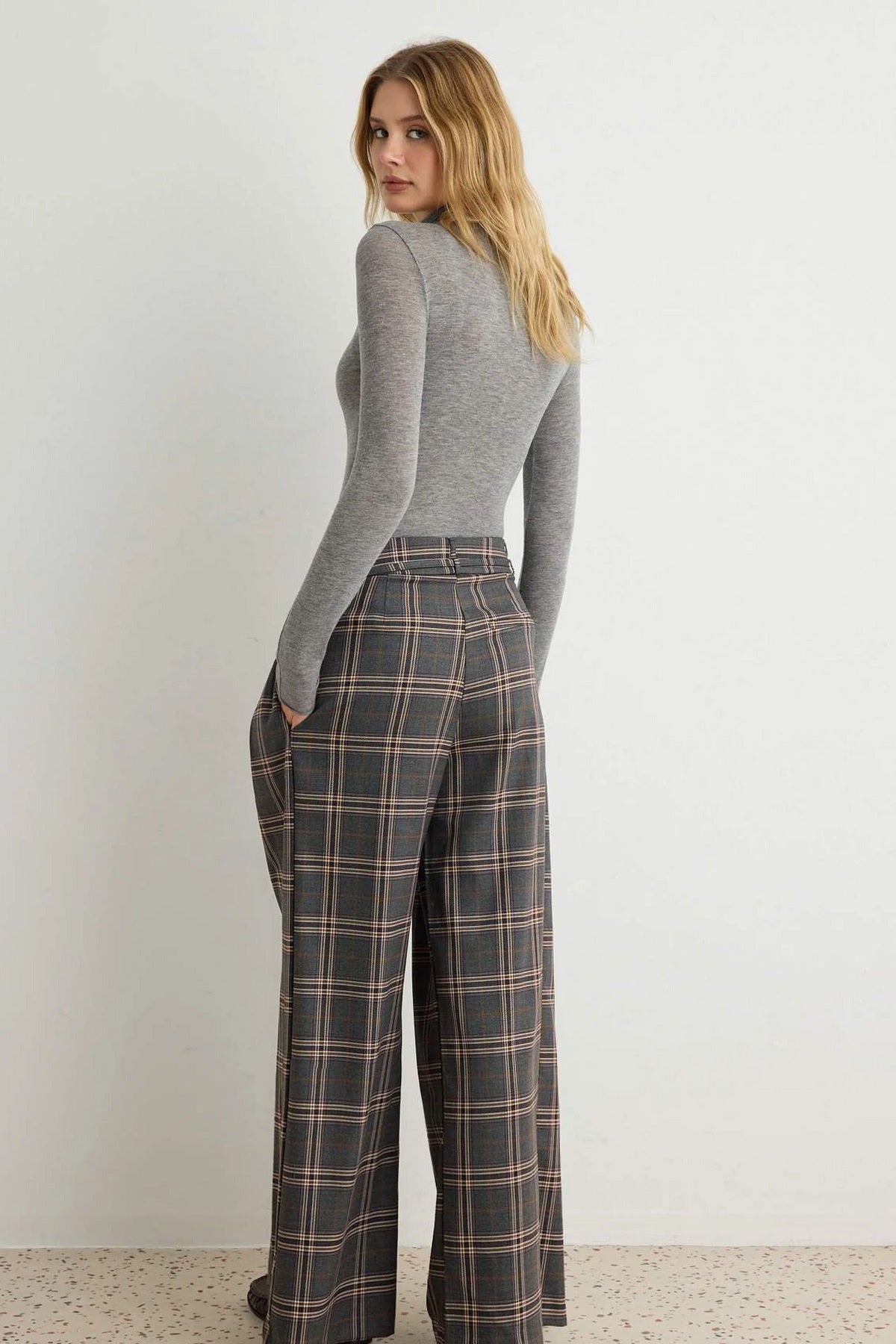 Pantalone TWOAW27PL00073 - siva [djesi-src-ea34ec08715a5e38d999c6024ed7e8b93da0fa4167699fb2a91955d56012f833]