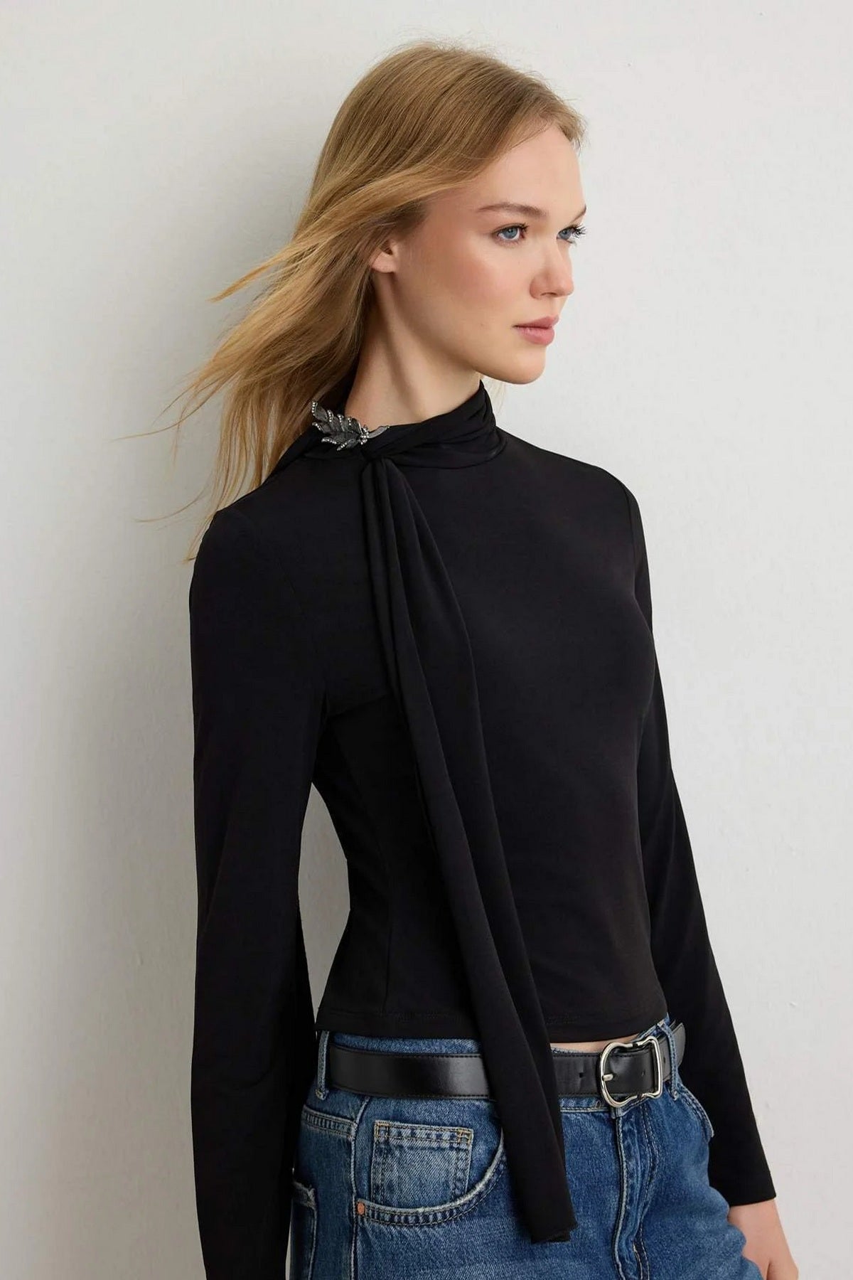 Bluza TWOAW27BZ00380 - crna [djesi-src-6583e8ac001c5a08b0504dc48538032212436a54b847b1c36b435cc817350e47]