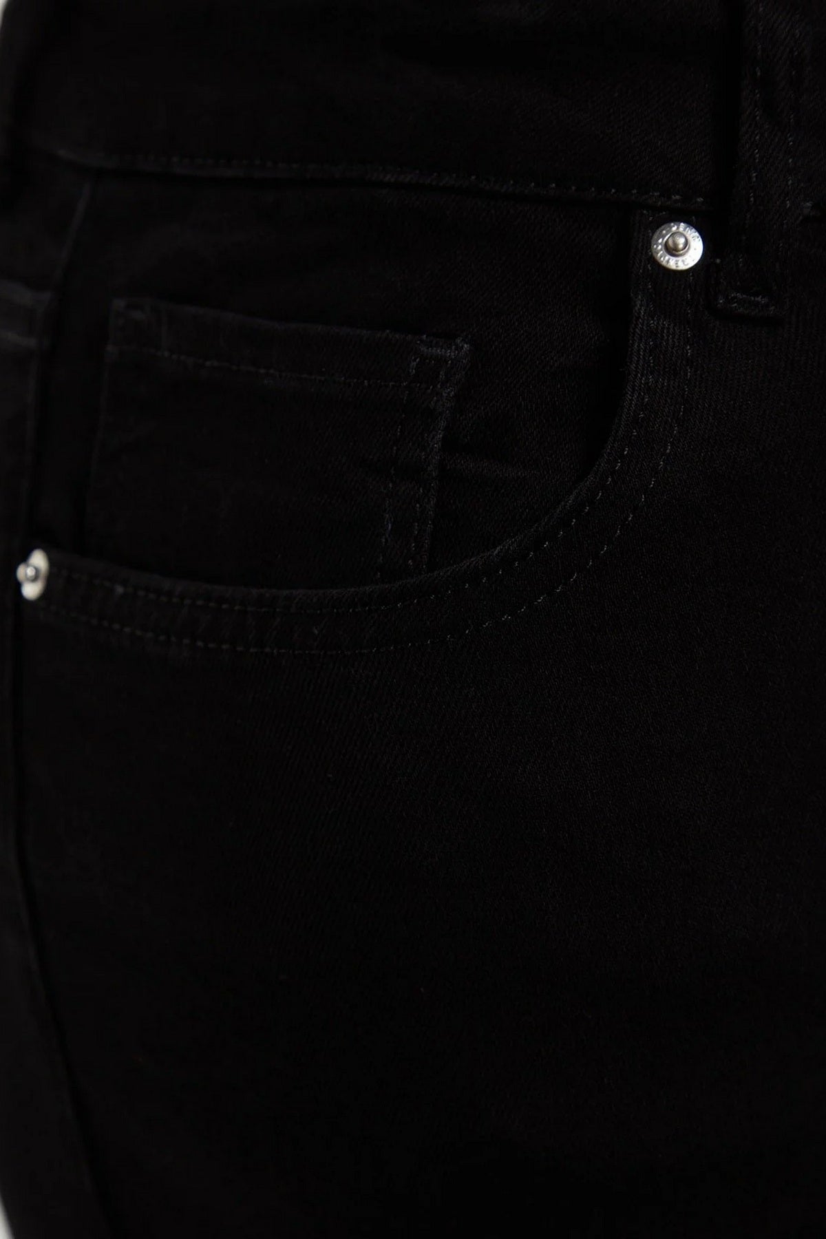 Jeans TBBSS22JE0189 - crna [djesi-src-01de045eb014ffd4f6383edf22fde11ec68609ab92f81a3add9fa5b94cb44183]