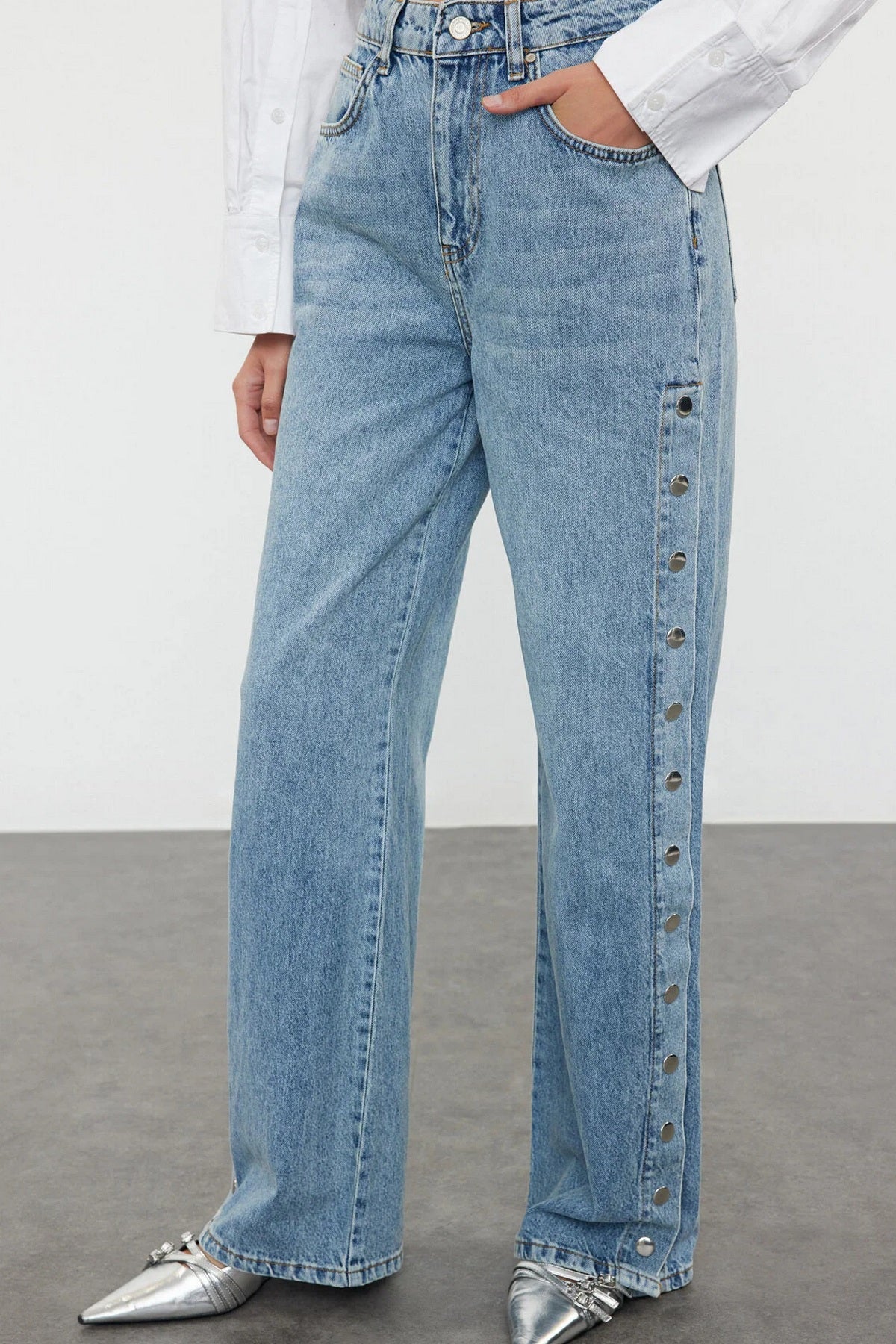 Jeans TWOAW25JE00028 - plava [djesi-src-1568b4898cfa2e4695508ccebfd6ef18d366be97beafe25ad541b2adaca7c95b]