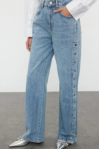 Jeans TWOAW25JE00028 - plava [djesi-src-1568b4898cfa2e4695508ccebfd6ef18d366be97beafe25ad541b2adaca7c95b]