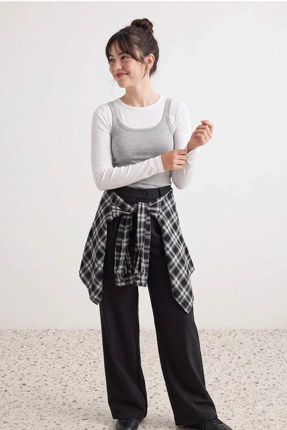 Pantalone TWOAW27PL00166 - crna [djesi-src-db8027a08f81c1a0f3e3afa4f30c6a857330e664875ff4e9e11ed33572cbf566]