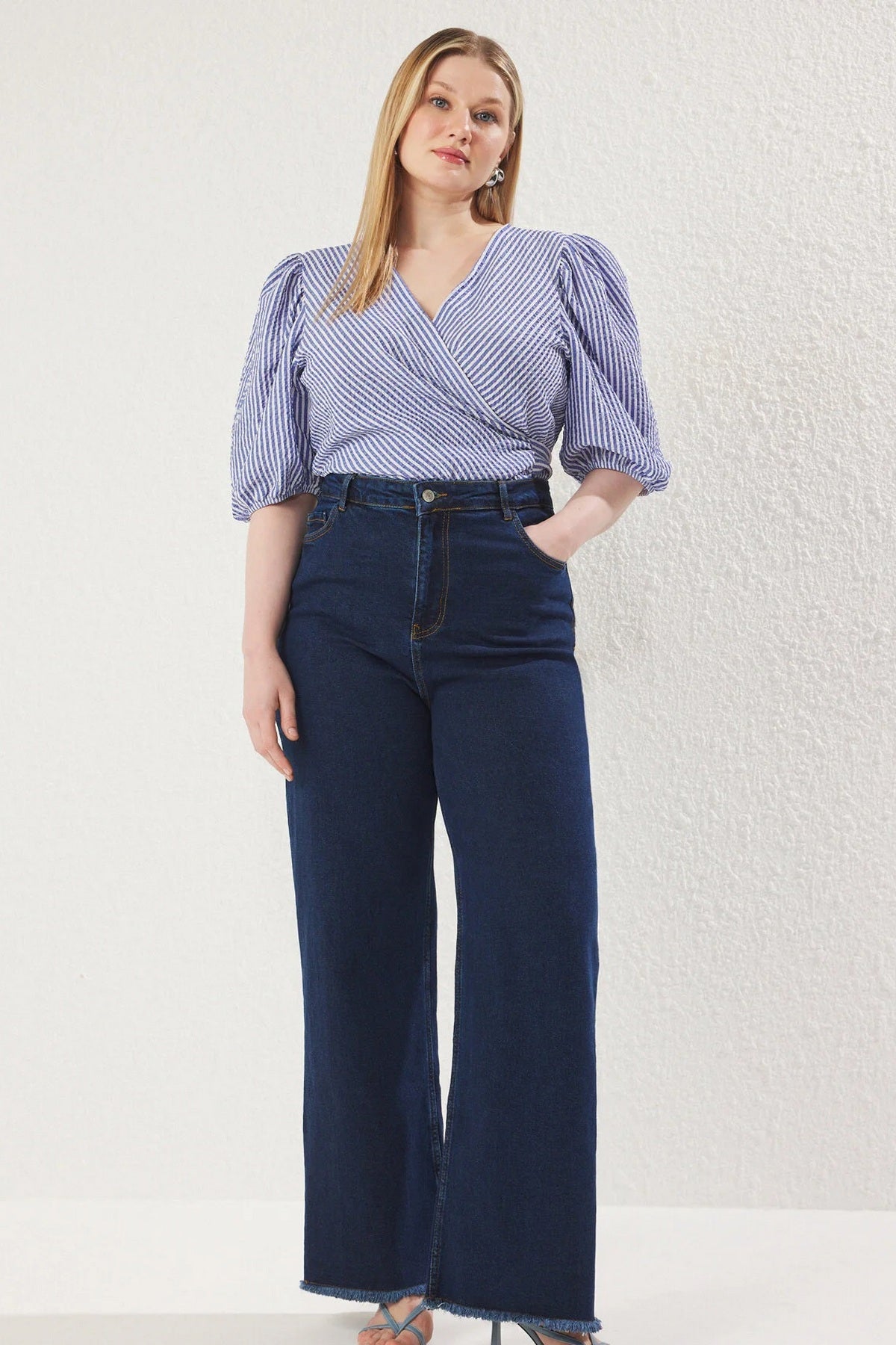 Jeans TBBSS23CJ00009 - plava [djesi-src-9a76087142225dcff5e4cb08ef8efb640b3a870f626b73d284f9f1a376c8036b]