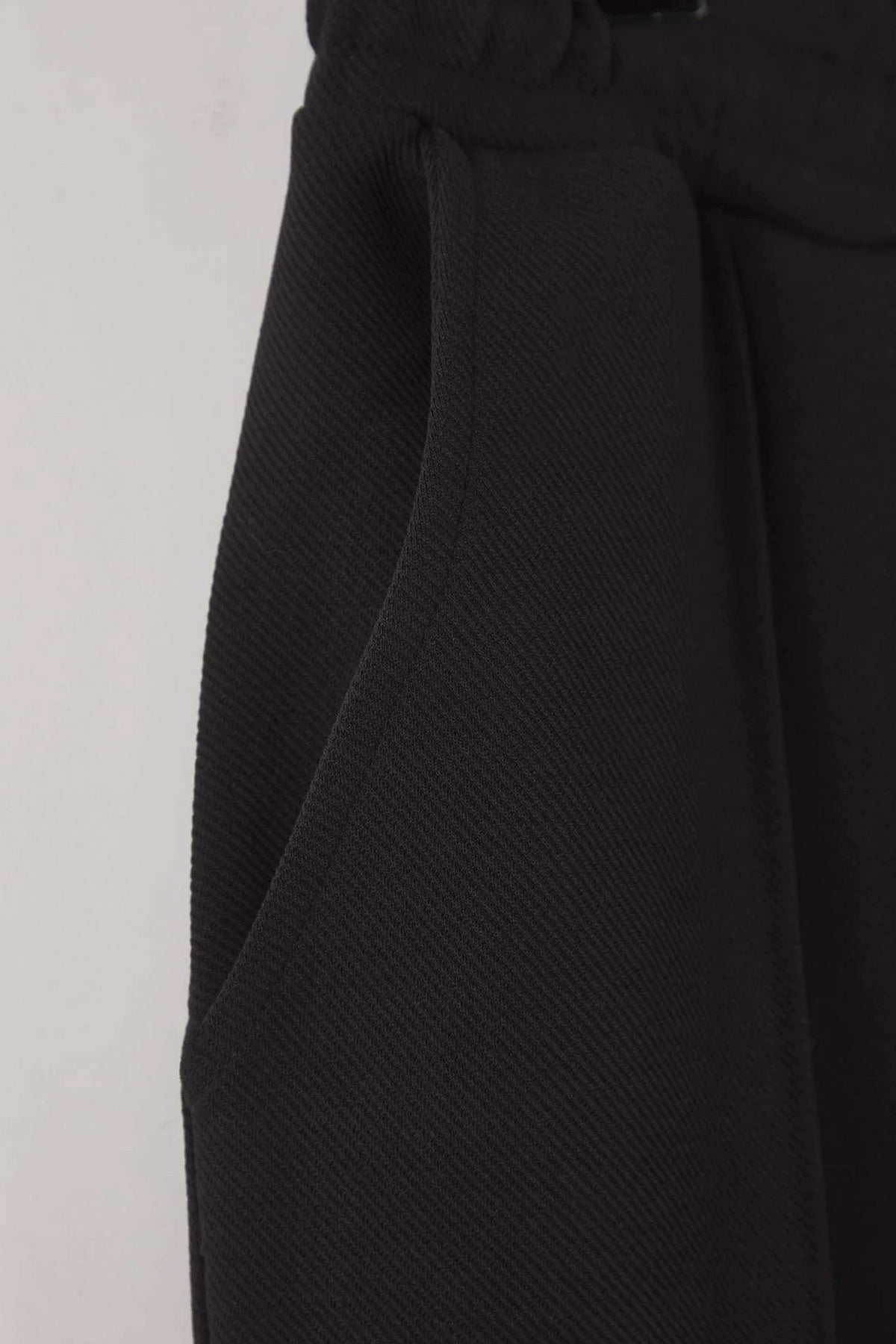 Pantalone TMNAW26PL00002 - crna [djesi-src-2b4ea17c4c73d34461007f89f898e0110c5ee8d1071c3d85bee9d4cac376e930]