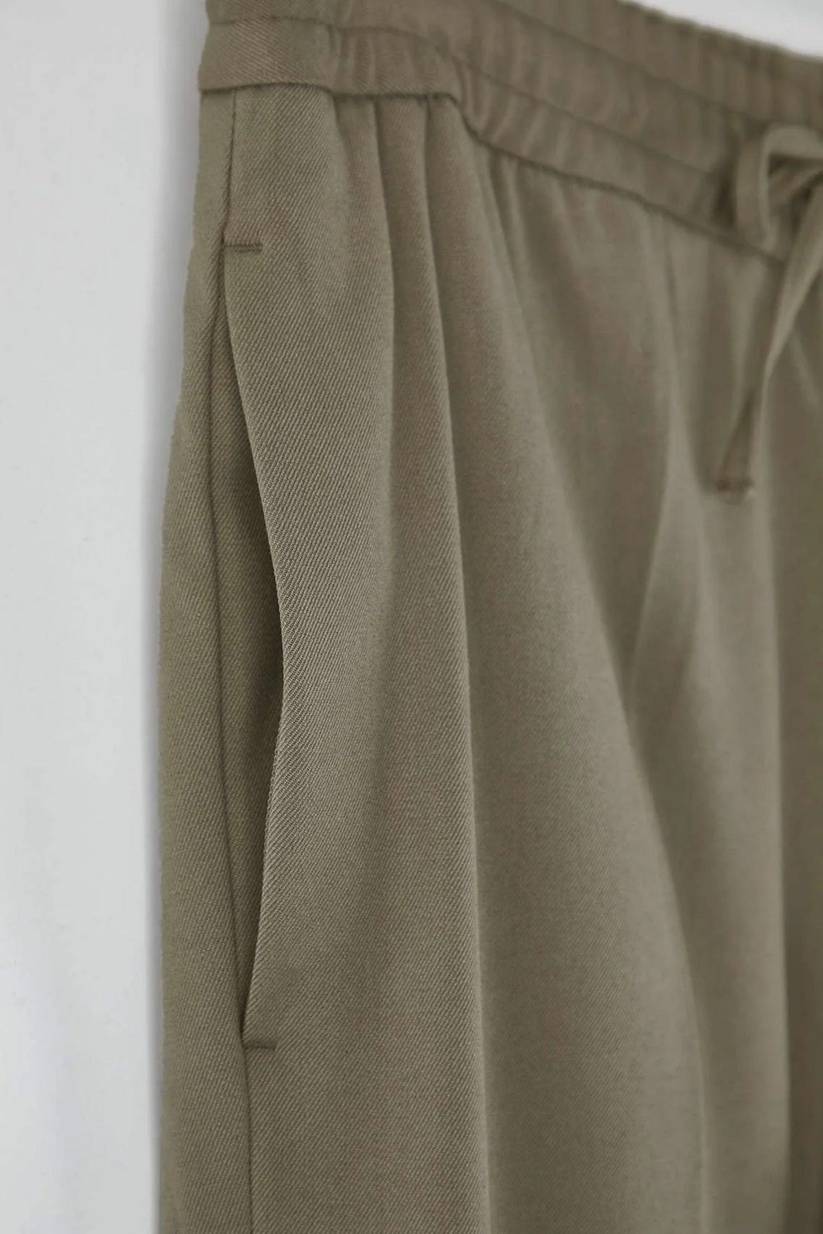 Pantalone TMNAW26PL00010 - siva [djesi-src-f6e07eb978c9de080c2e22670178291cdc5b76e7c550db24a52f901c83c9357f]