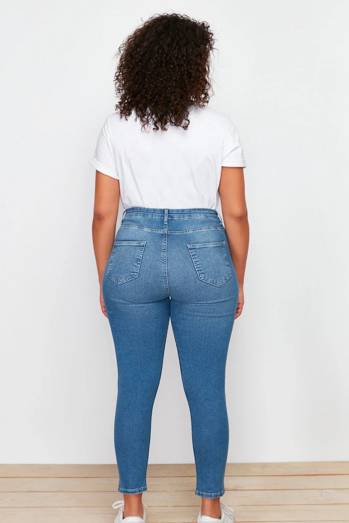 Jeans TBBSS24CJ00027 - plava [djesi-src-5965c4c1cf868991cc54ba43db0585555bf693b5f0c25a82aac928ebf20e5113]