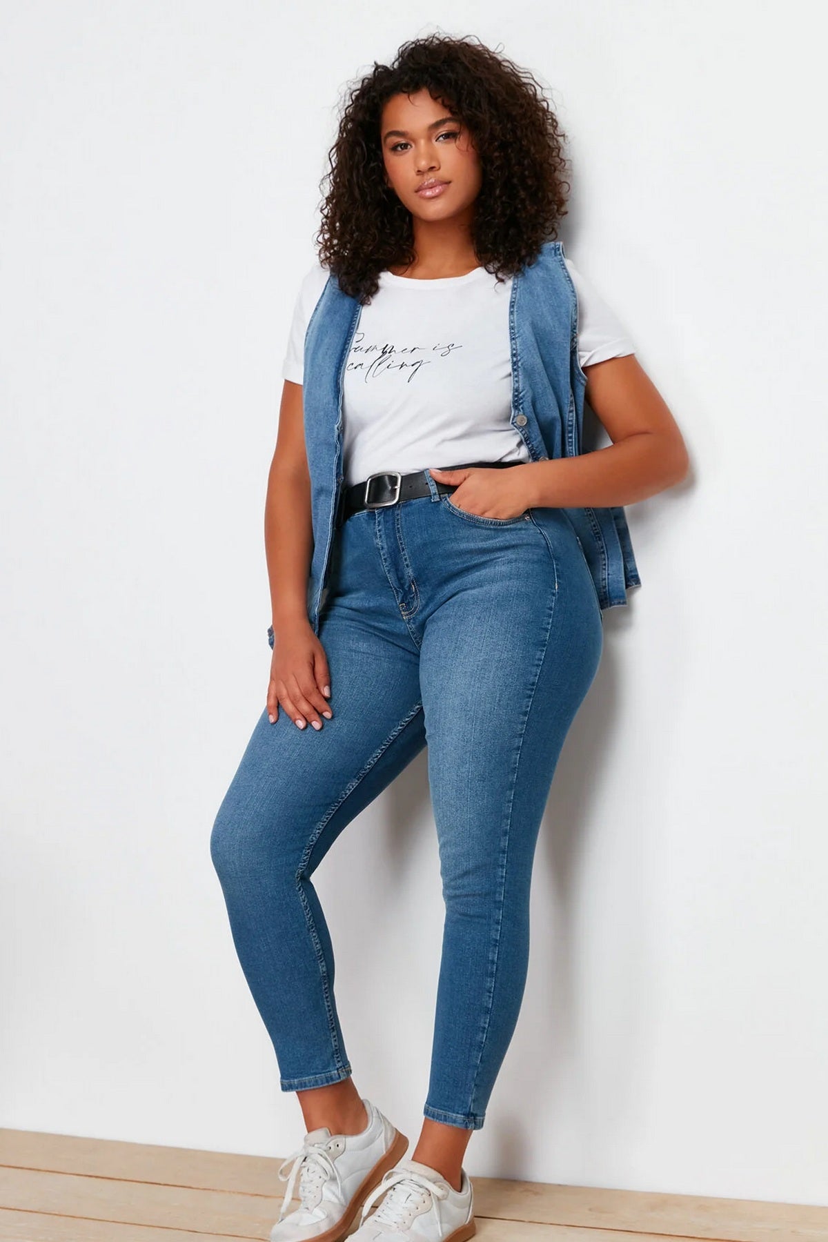 Jeans TBBSS24CJ00027 - plava [djesi-src-fb7737f01b70785945d8104cf08cea431fb11343f3ee15450a73eeddadccfbfa]