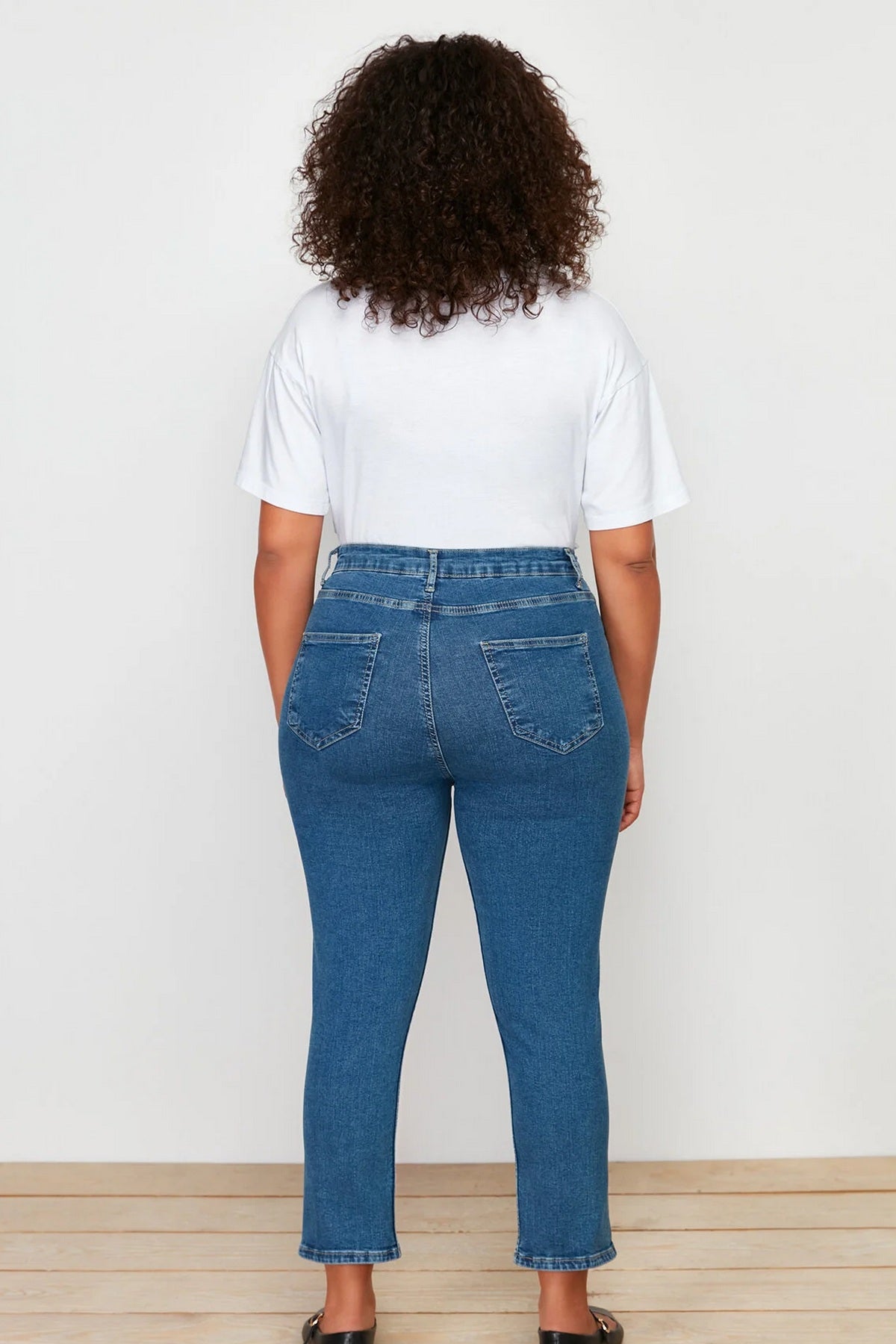 Jeans TBBSS24CJ00032 - plava [djesi-src-aa8a67282552ad8871e729b2f906a93510890354867b7fcaa62ba86cdc3700cf]